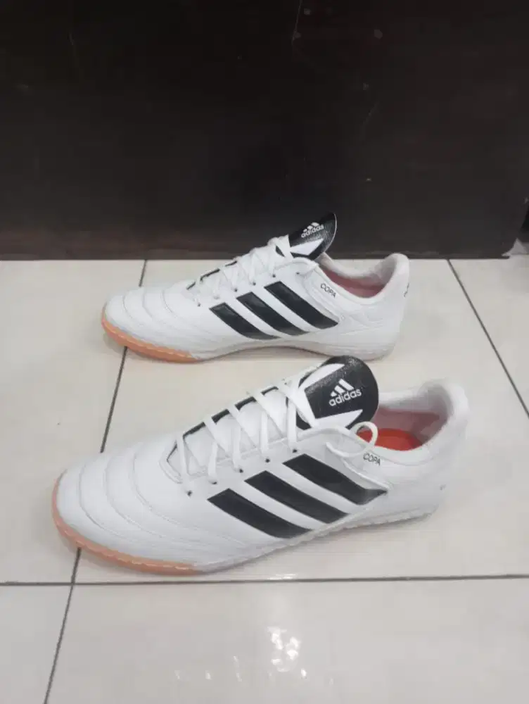 Sepatu futsal jahitan