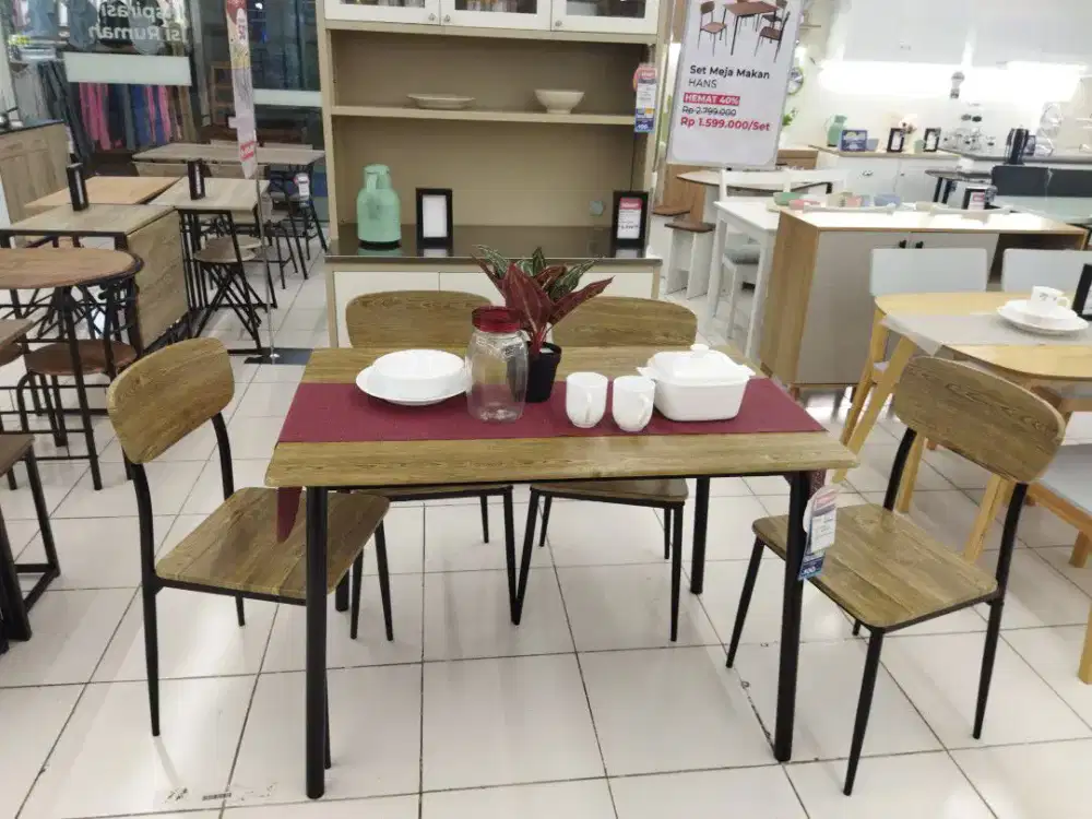 Meja makan Selma
