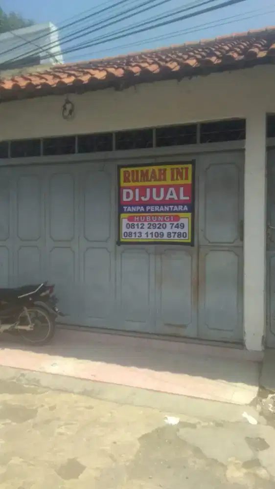 Rumah pinggir jalan raya.