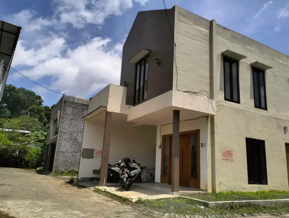 Rumah Pojok Hook Bangunan Baru Saxophone Dekat Kampus
