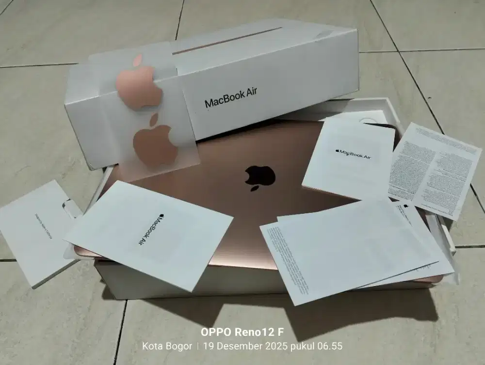 Dijual laptop macbook Air M1 2020 warna Rose Gold Ex iBox Lngkap CC259