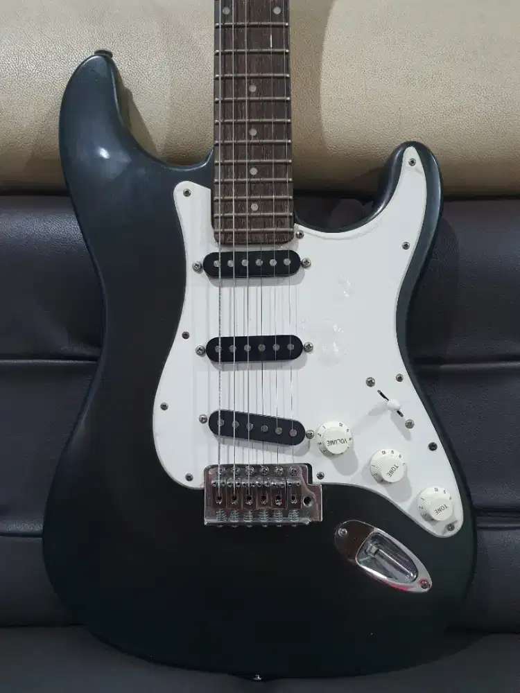 DIJUAL GITAR FENDER STRATOCASTER