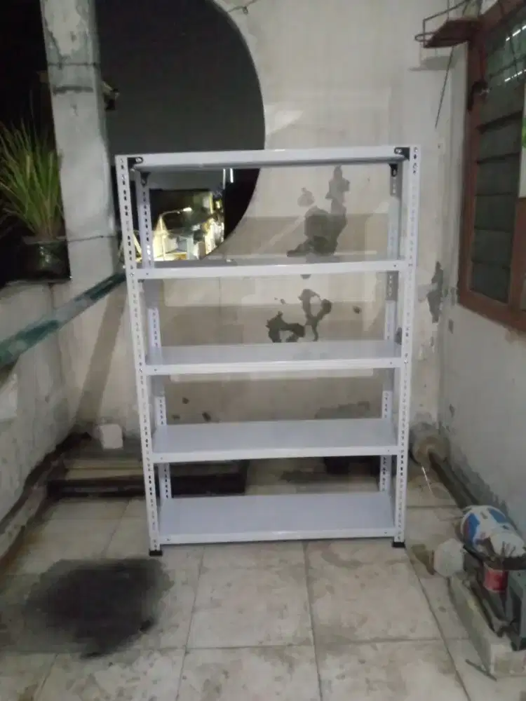 Rak siku besi lubang