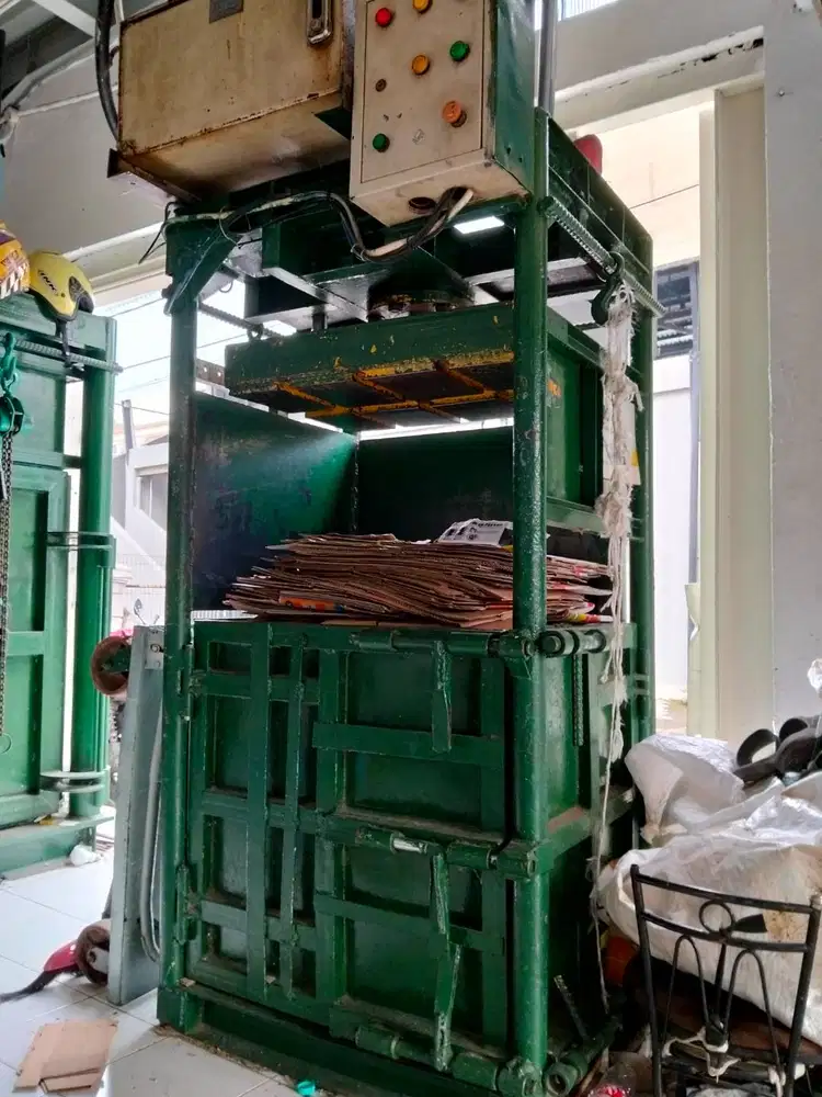 Menata kertas packing