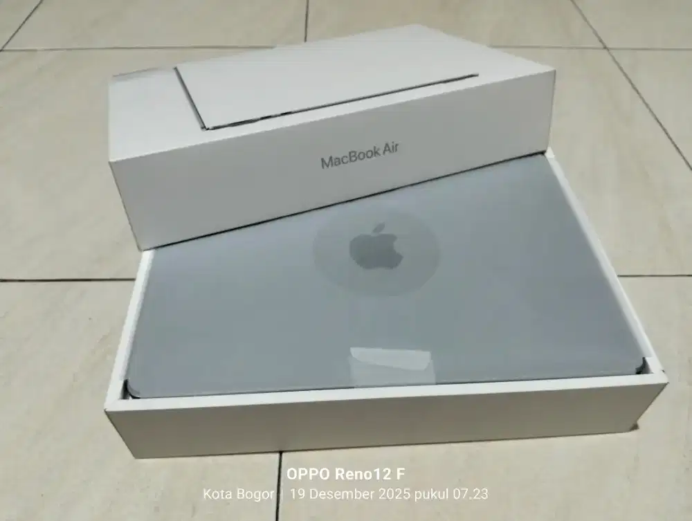 Dijual macbook air M2 ram 16GB SSD 256GB Gransi iBox on 2026-02 Lengkp