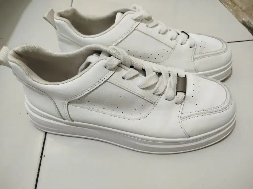 Sepatu Yongki Komaladi