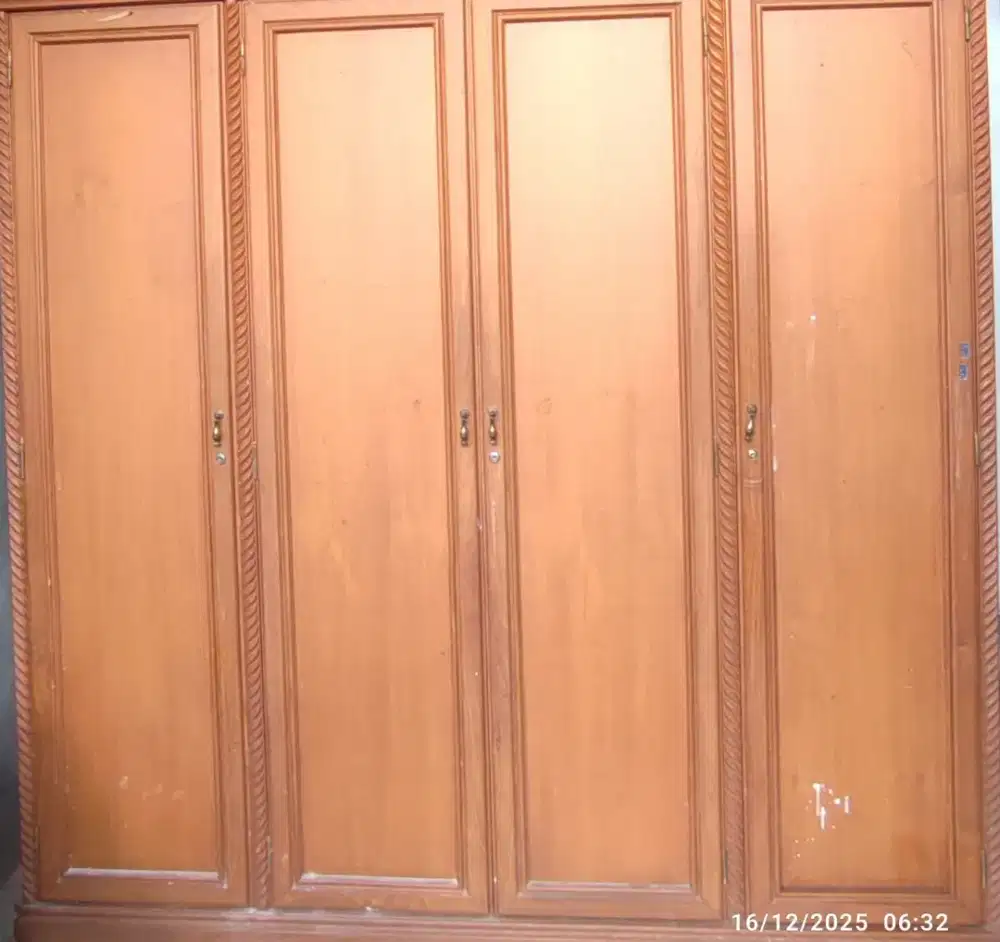 Lemari 4 pintu bisa bongkar pasang