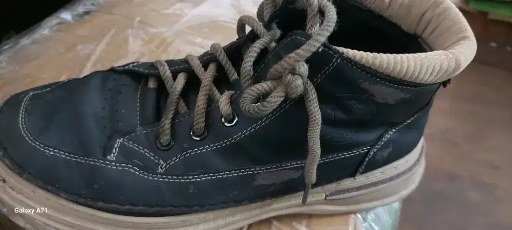 Sepatu bot jenggel pria