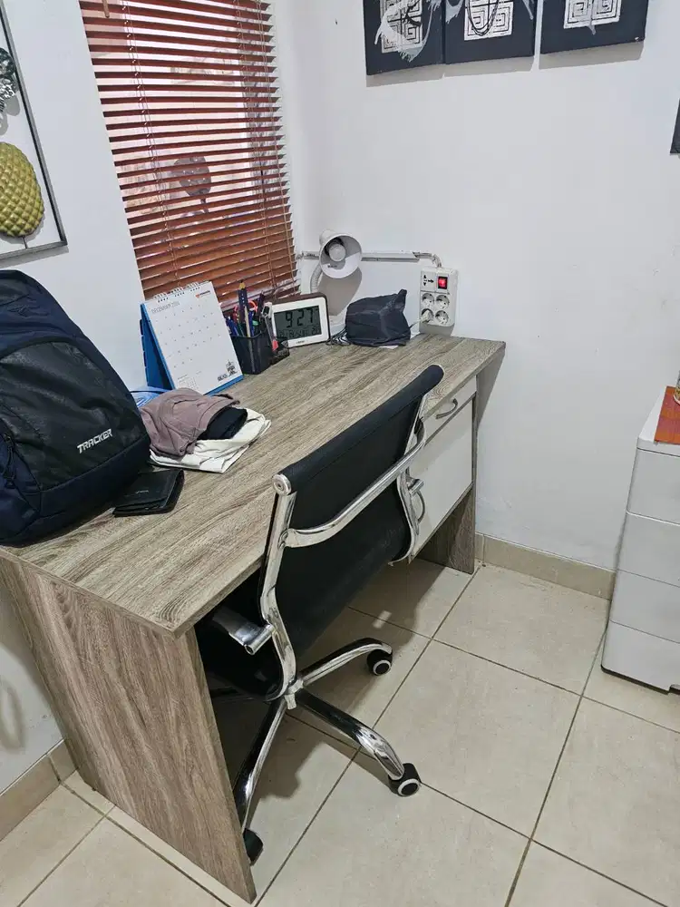 Set Meja kerja dan lemari