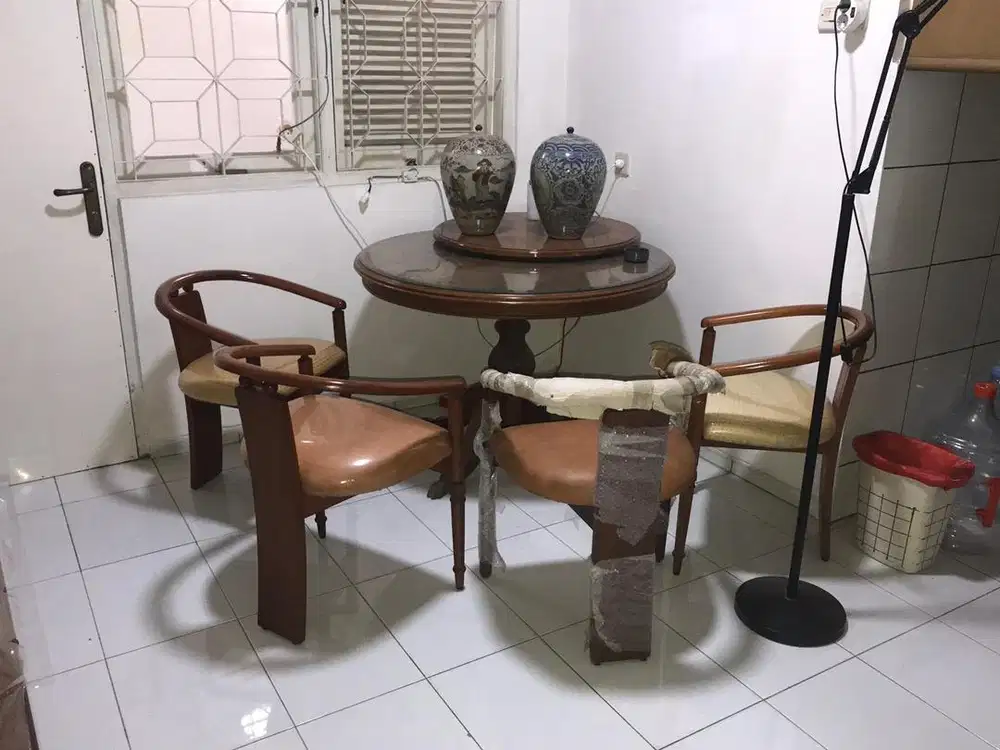 Meja makan bundar 4 kursi