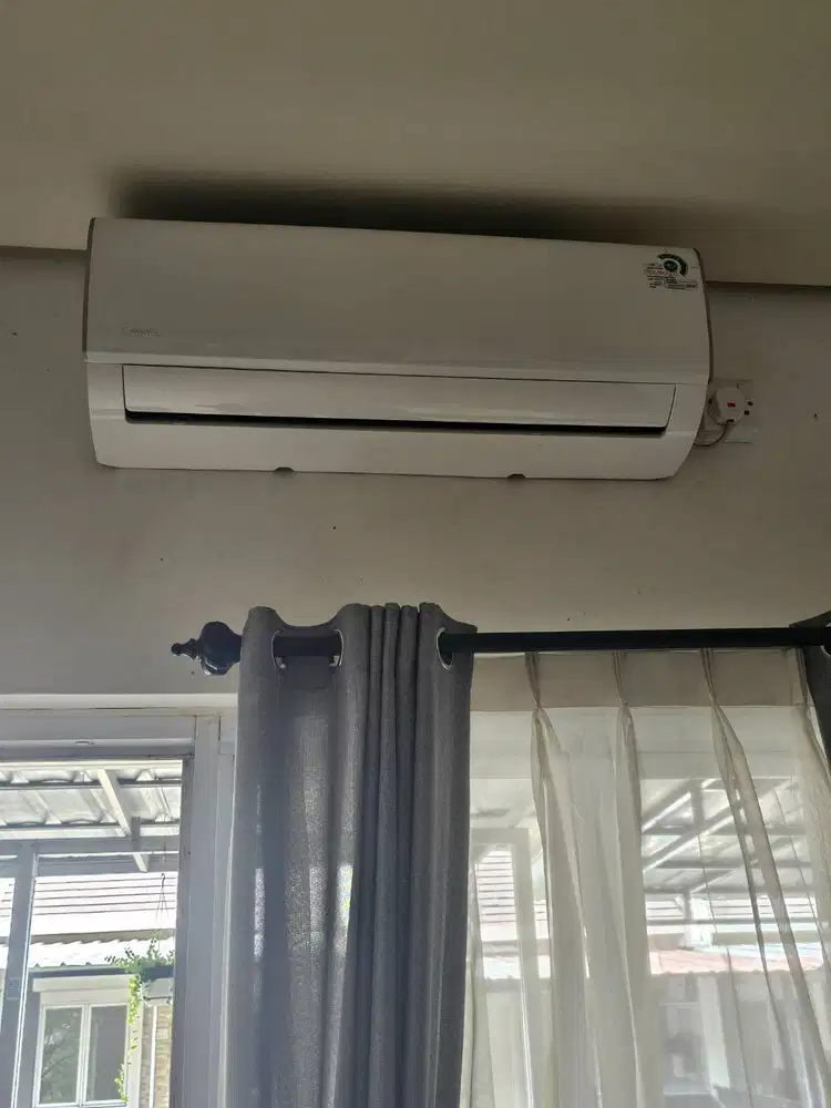 AC Midea 1PK kondisi mulus jual cepat
