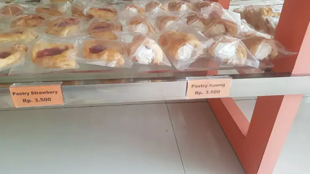 Admin dan karyawan toko roti