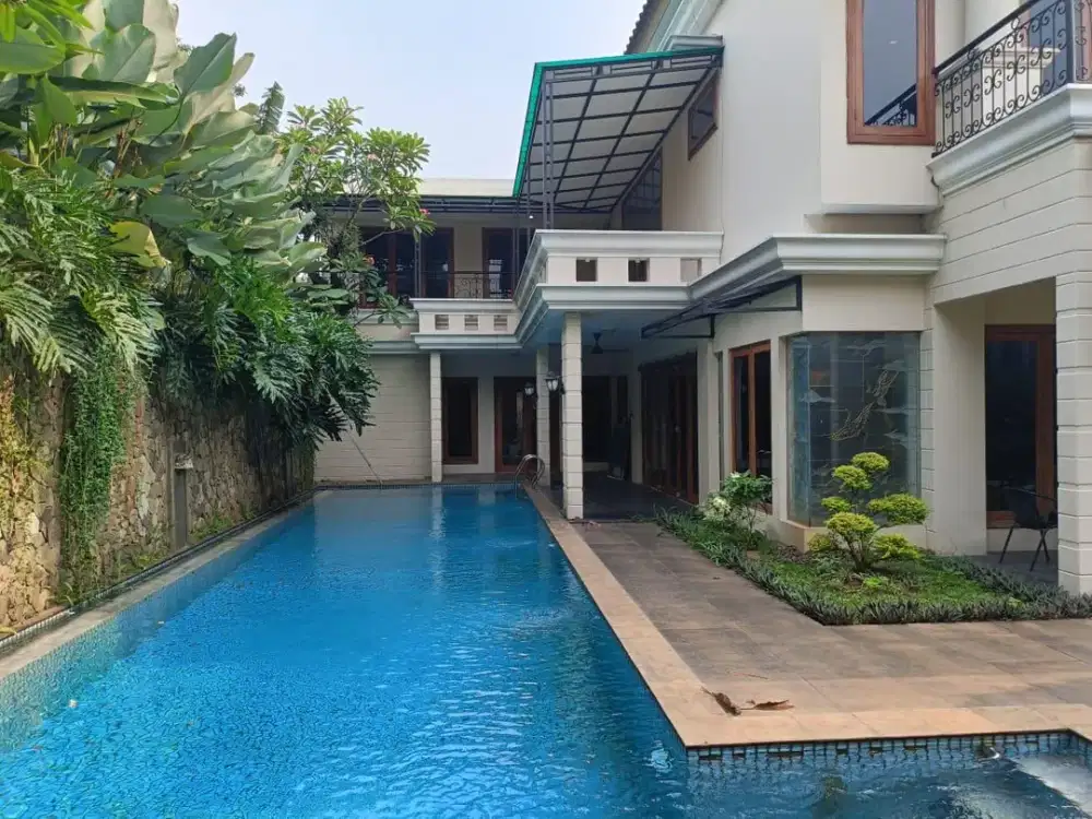Disewakan Rumah Halaman Luas Dengan Private Pool Di Lebak Bulus