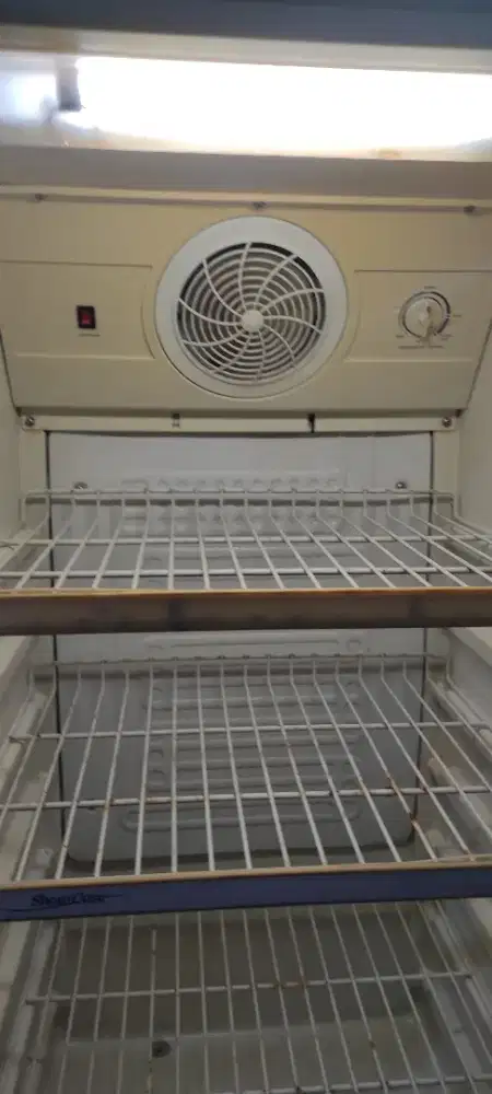 Jual showcase Polytron