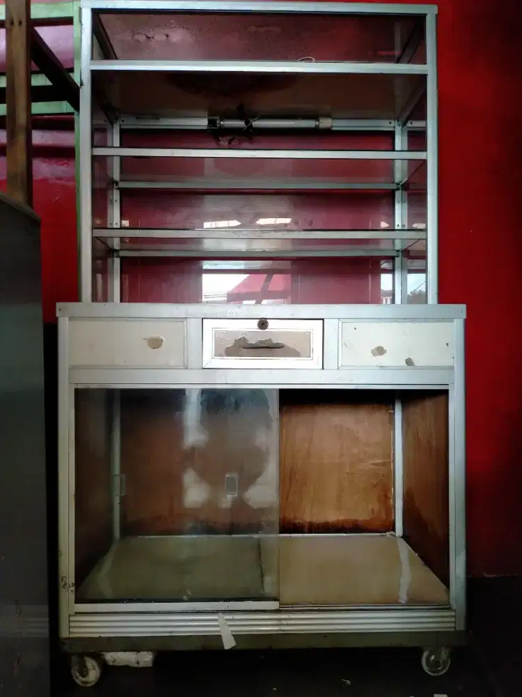 Etalase kaca  buat dagangan