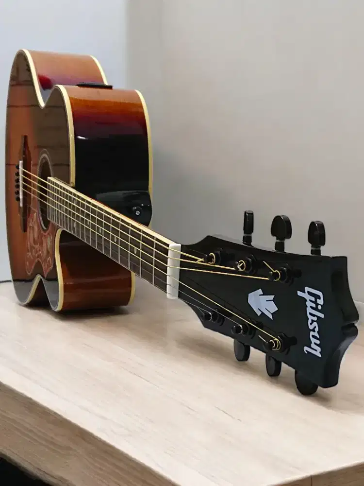 Gitar akustik elektrik Gibson