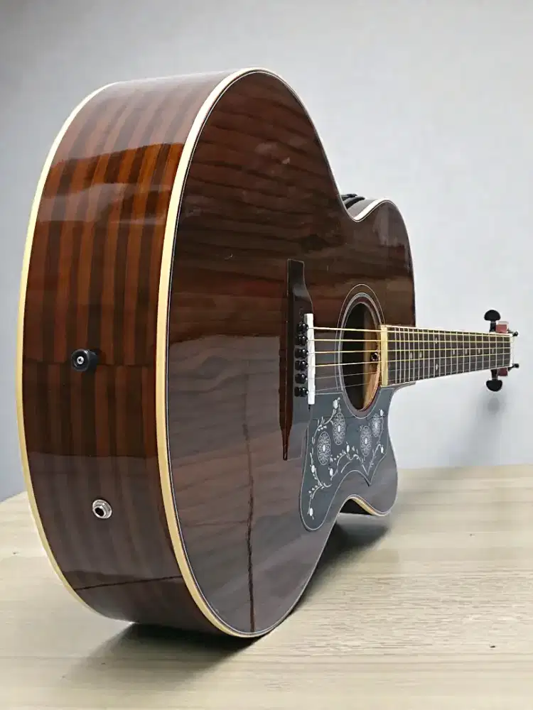 Gitar akustik elektrik Gibson