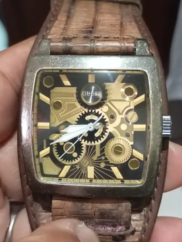 Jam tangan Guess ORI siap pakai
Tali kulit