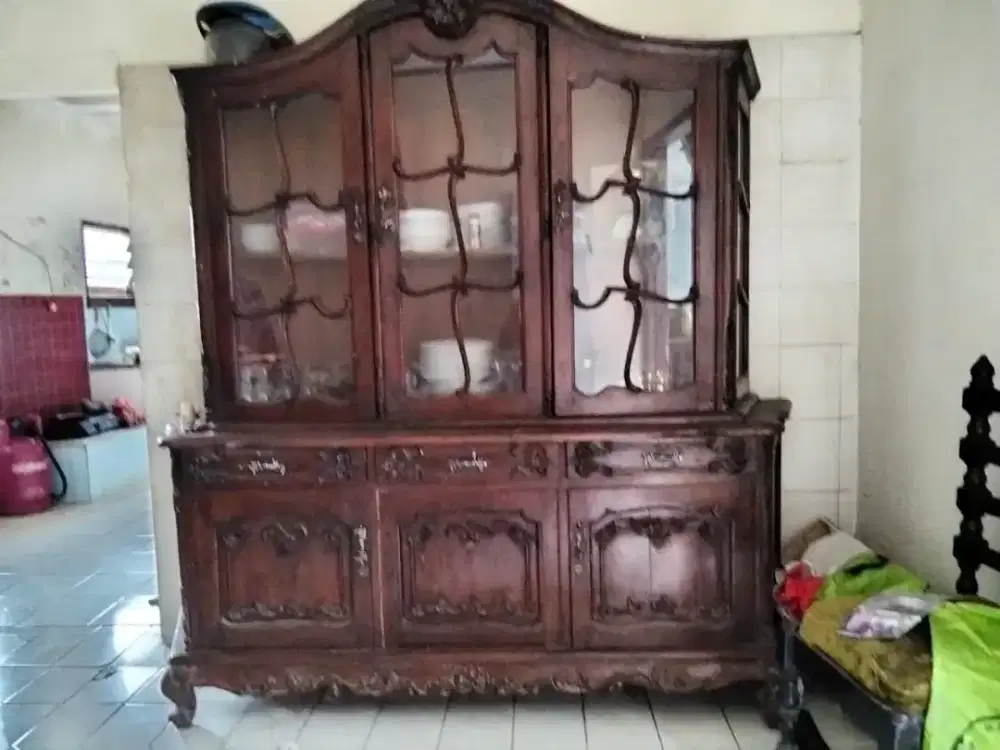 Lemari pajangan kayu jati lawas