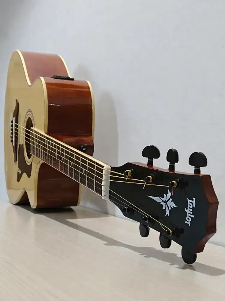 Gitar akustik elektrik Taylor