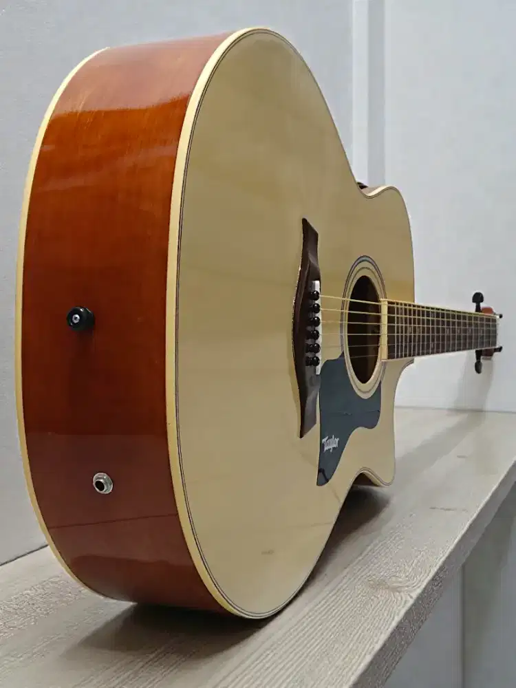 Gitar akustik elektrik Taylor
