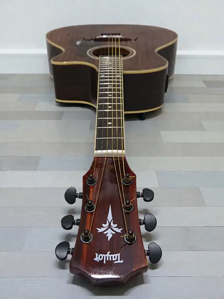 Gitar akustik elektrik Taylor