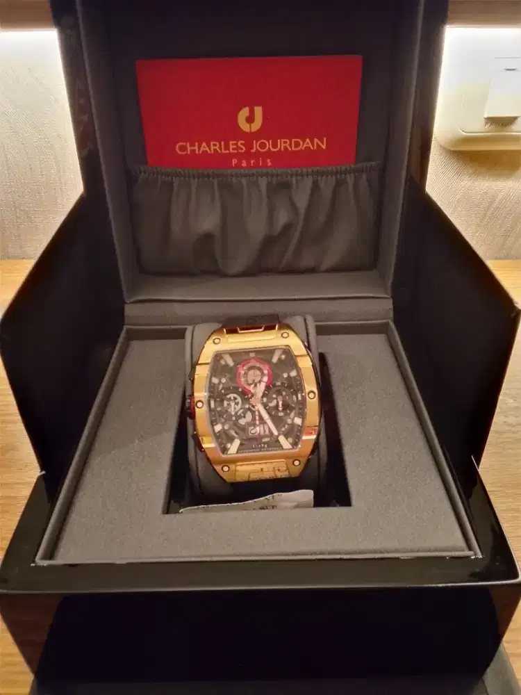 Djual jam tangan merk Charles Jourdan..