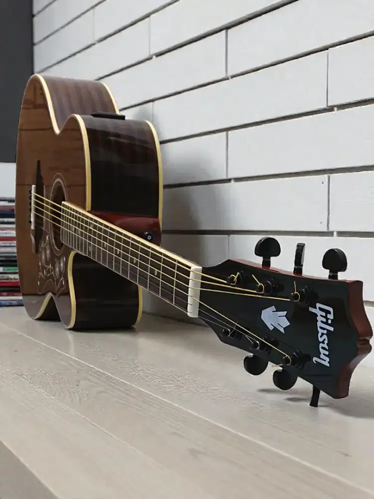 Gitar akustik elektrik Gibson