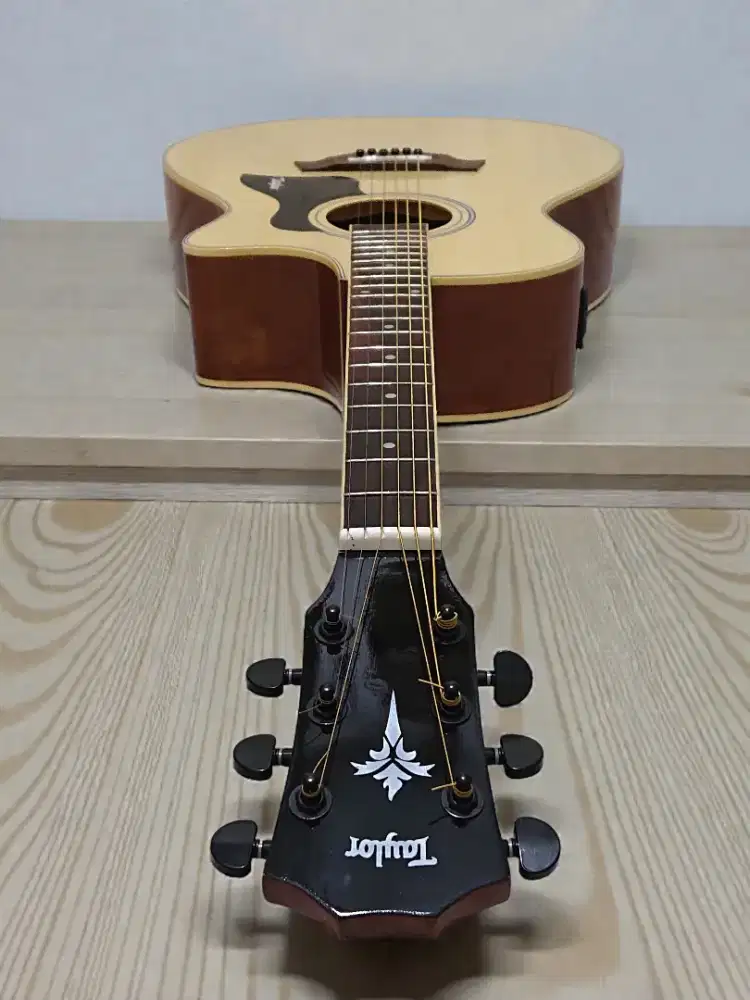 Gitar akustik elektrik Taylor