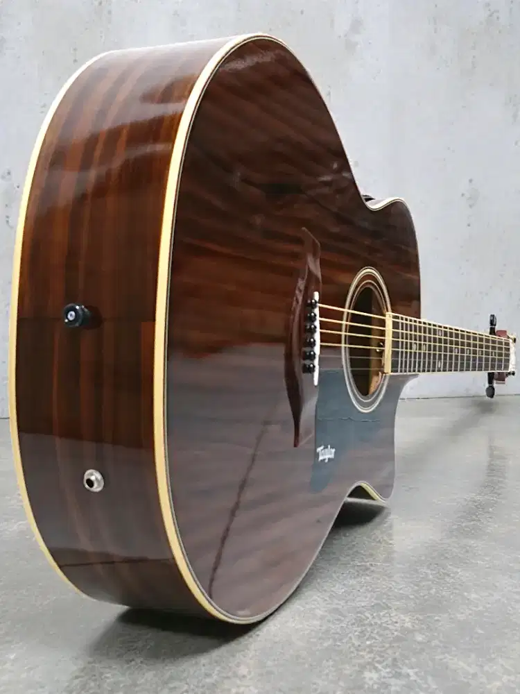 Gitar akustik elektrik Taylor