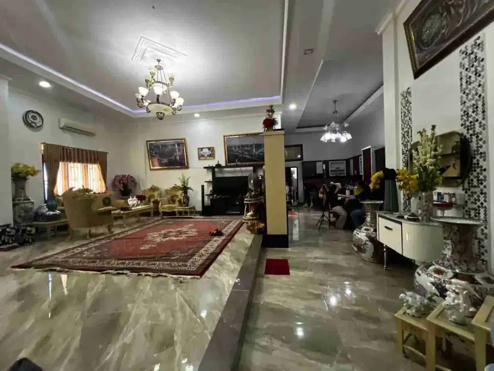rumah super mewah deket stasiun KRL