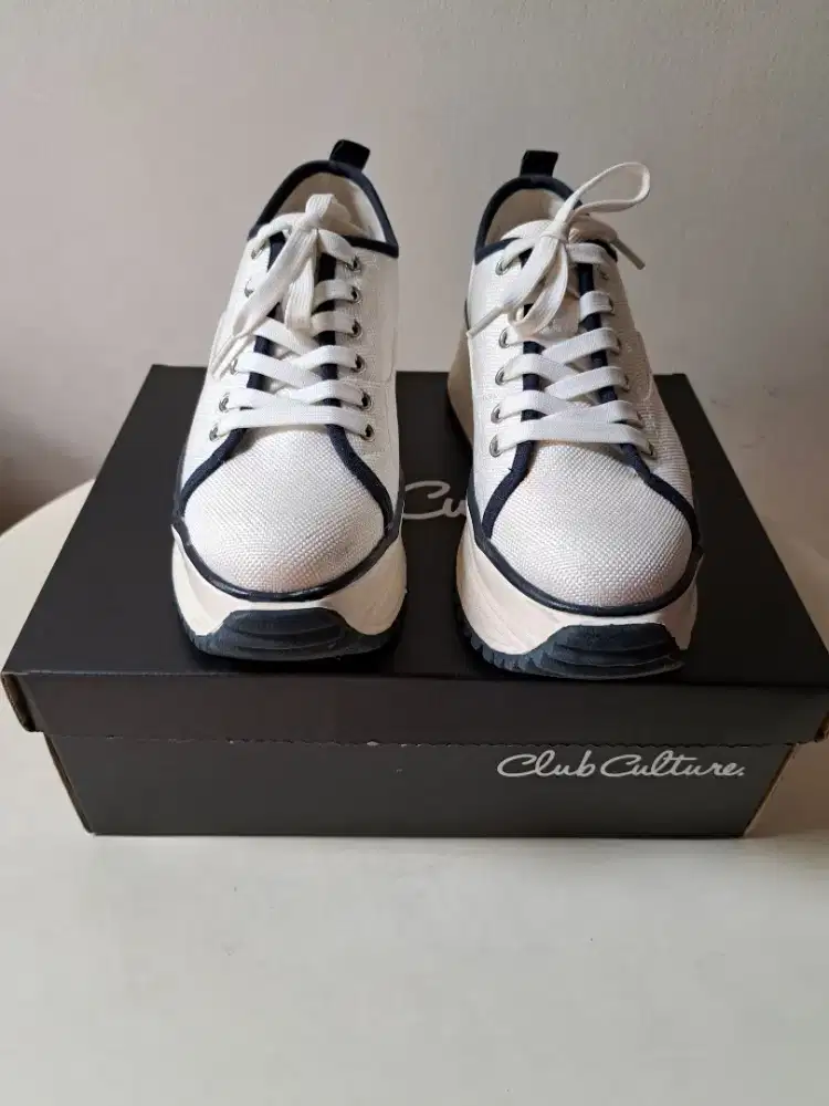 Sepatu Wanita CCU Amenza Sneakers