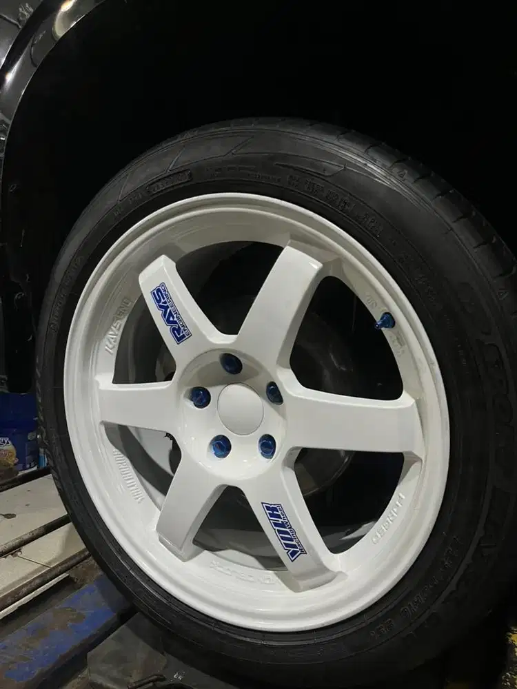 Volk Rays TE37 Putih R18 include Ban