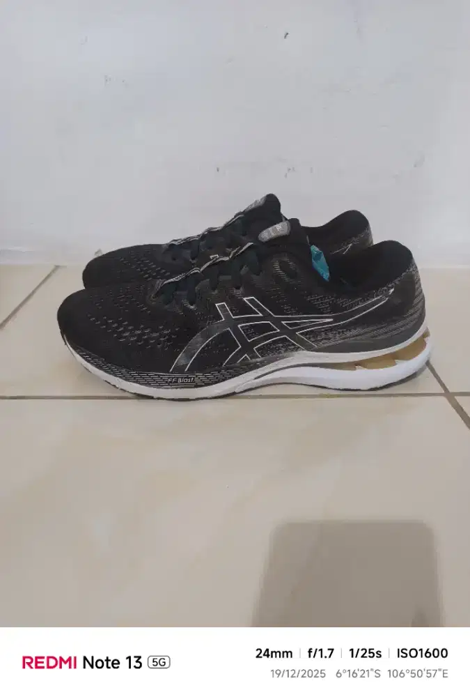 Sepatu asics hitam putih