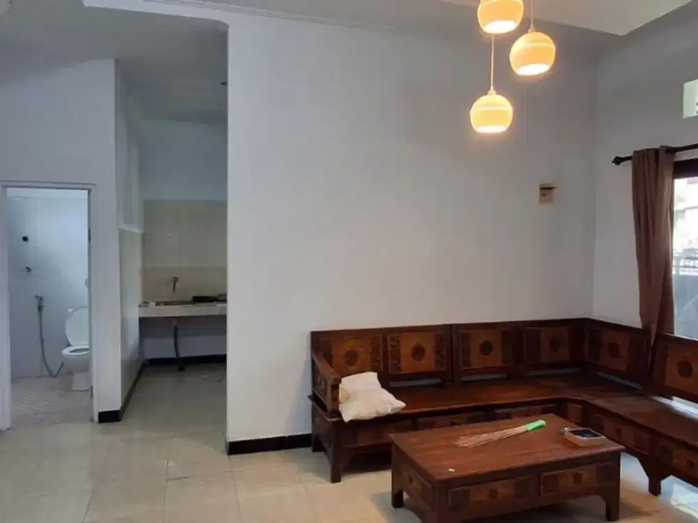 Rumah Cantik 2 Lantai 4 Kamar Tidur Disewakan, di Jimbaran Area