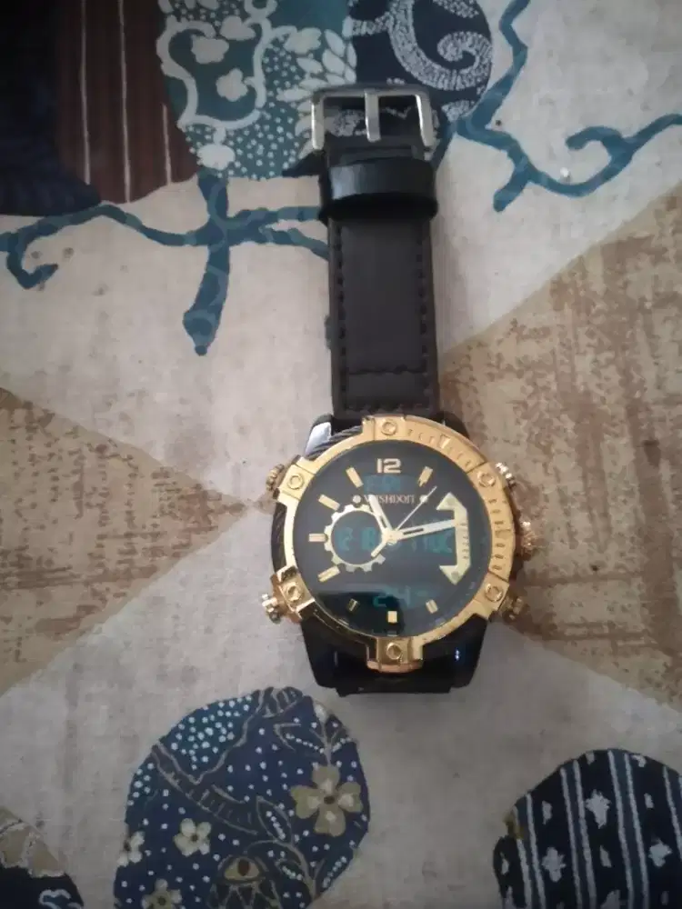 Jam tangan kulit digital