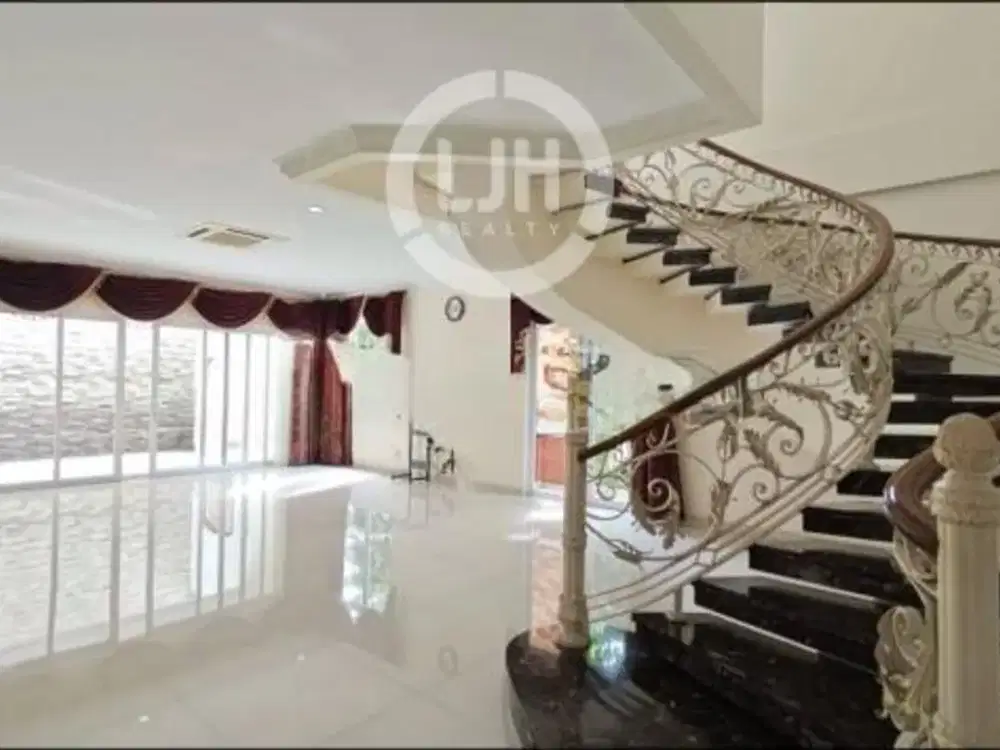 Rumah Mewah Full Furnish di The Green Court Lake Residence, Tangerang, Banten