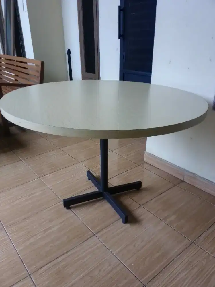 Meja Makan Bulat