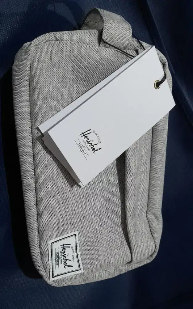 Pouch Herschel Warna Abu Abu