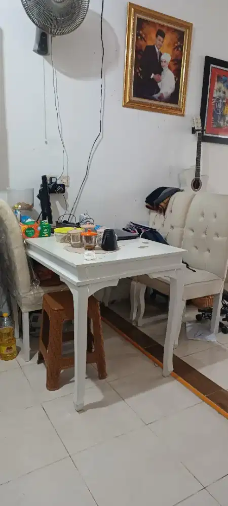 Meja makan 3 kursi minimalis