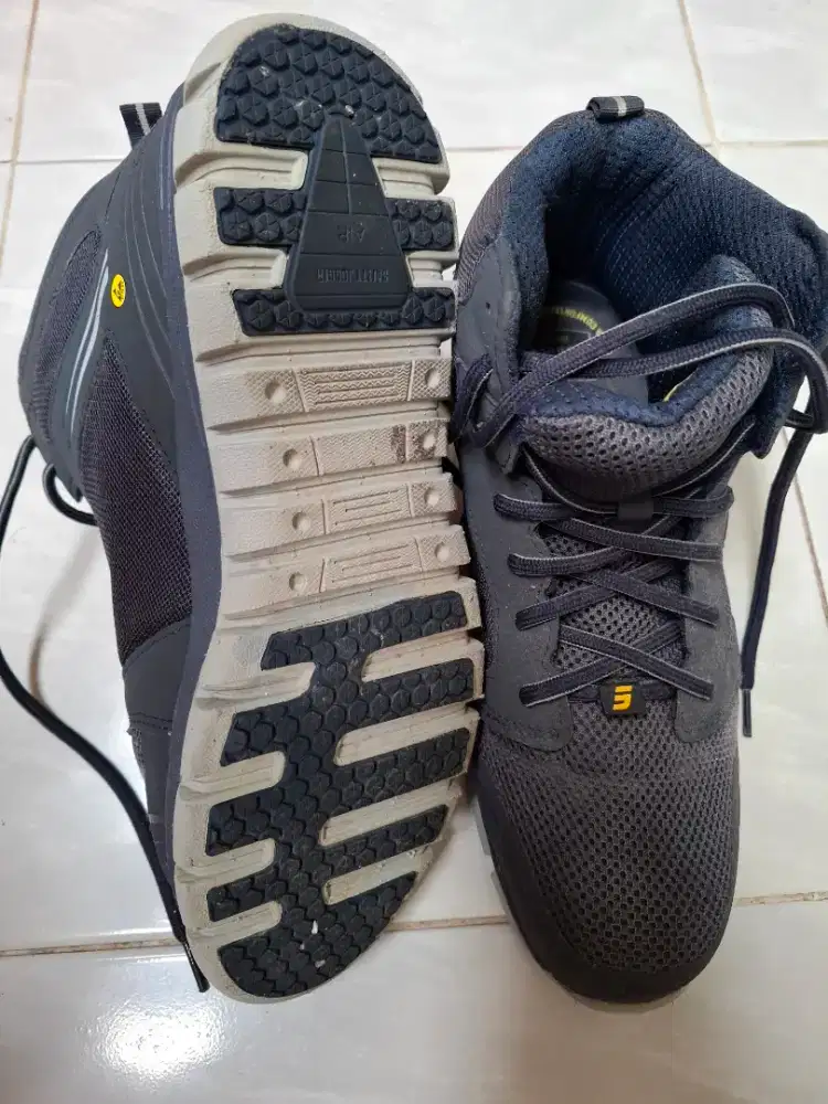 Sepatu jogger safety