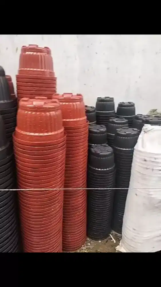 Banyak stok pot bunga brmacam ukuran