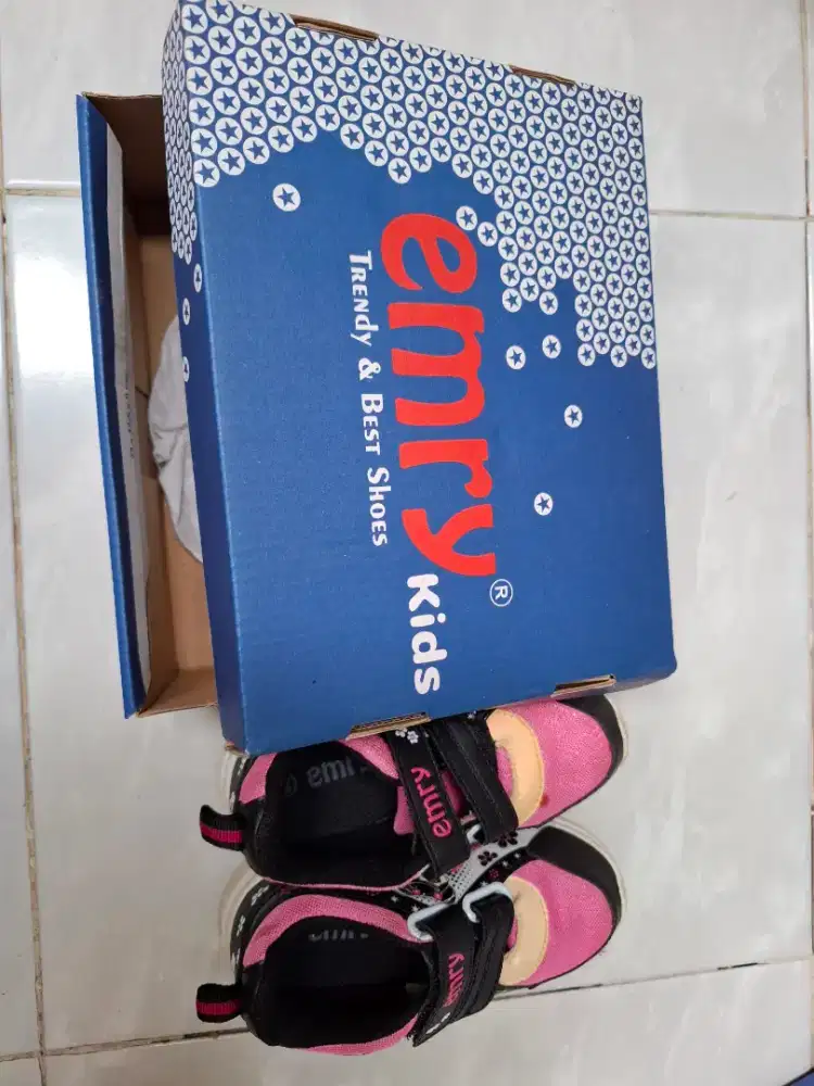 Sepatu anak perempuan