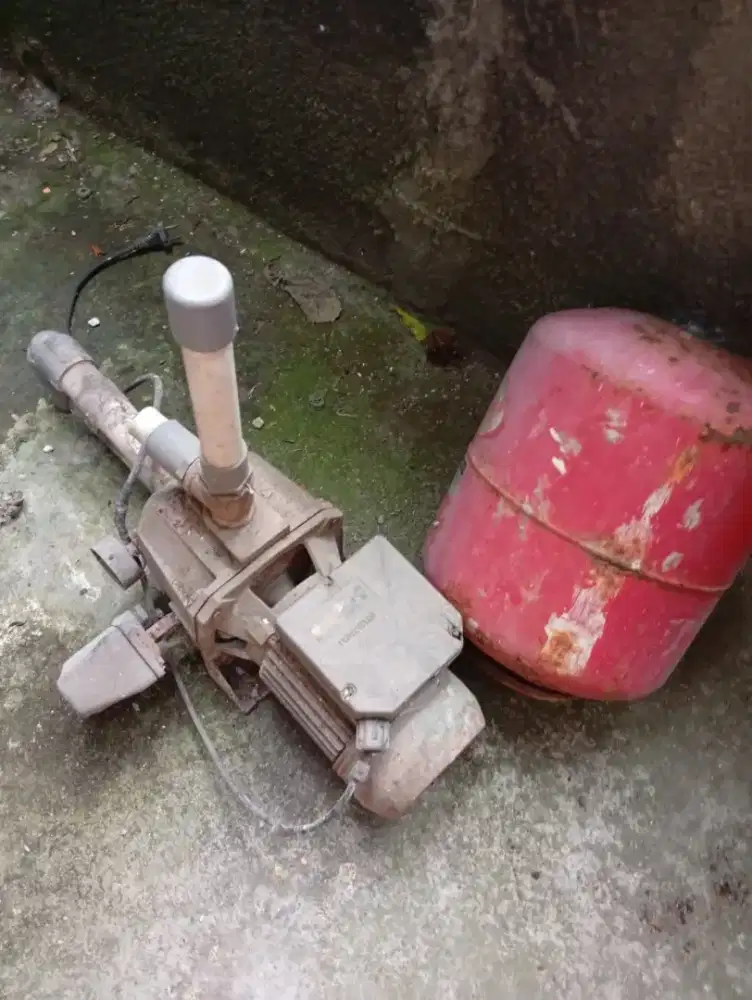 Pompa air bekas tidak terpakai