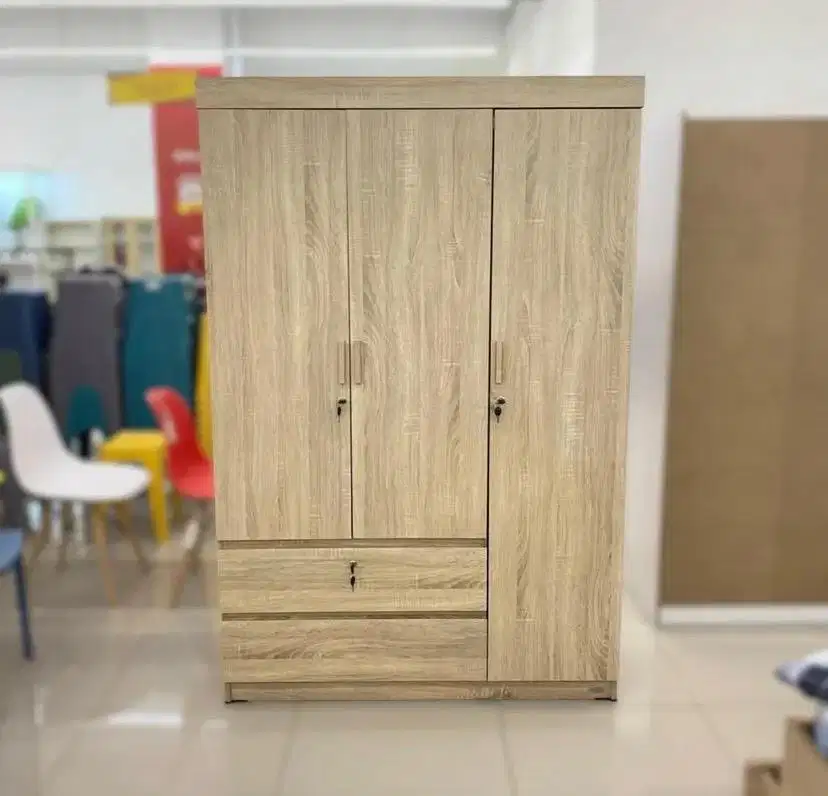 Lemari pakaian kayu