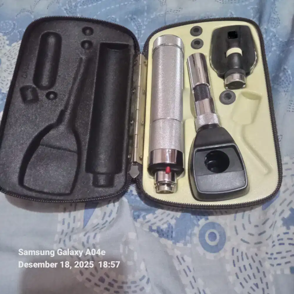 1 set alat opthalmoscope merk Welch Allyn