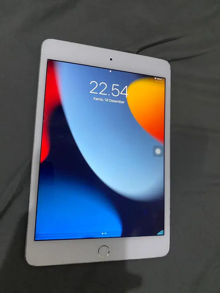 Di jual ipad mini 4 (silver) ex ibox (Rp. 700.000)