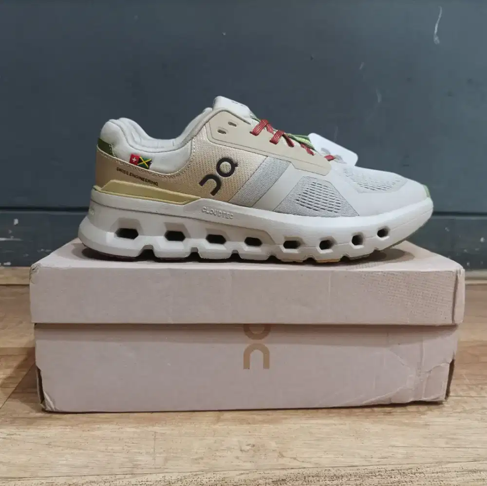 Sepatu running ON Clound Runner 2