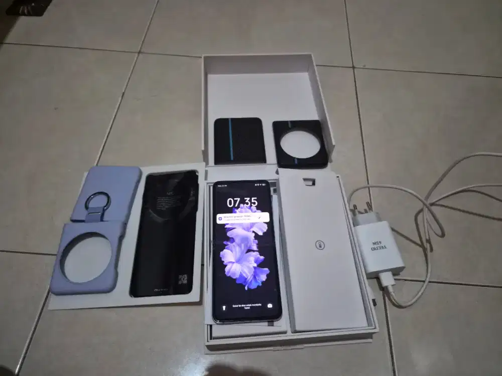 Tecno Phantom V Flip 1