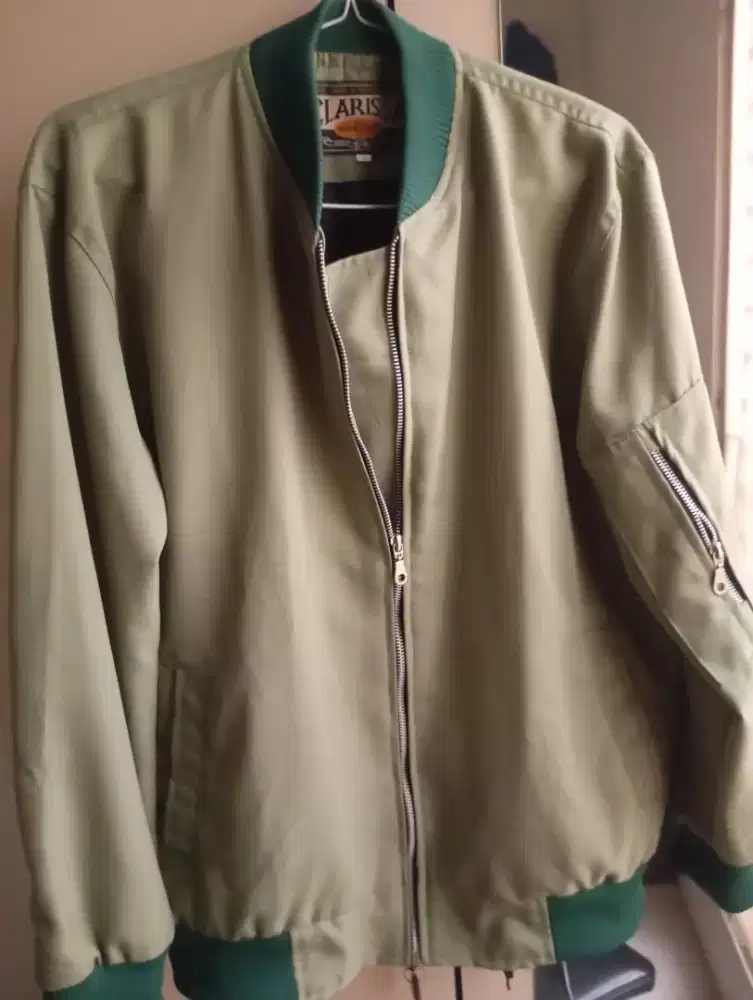 Jaket bomber warna hijau ukuran L